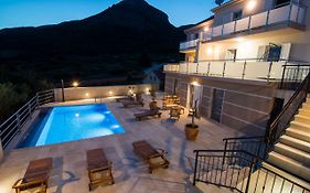 Villa Nikola - Pool Side Apartments